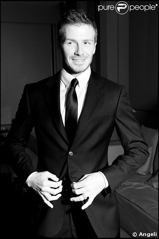 David  en tenue Armani pour un défilé de la marque... juste Waouh ! Le noir et blanc lui va si bien : A croquer ! (janvier 2009) 
